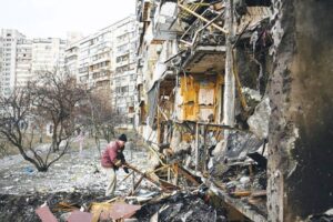 Daños causados por una bomba en Kiev